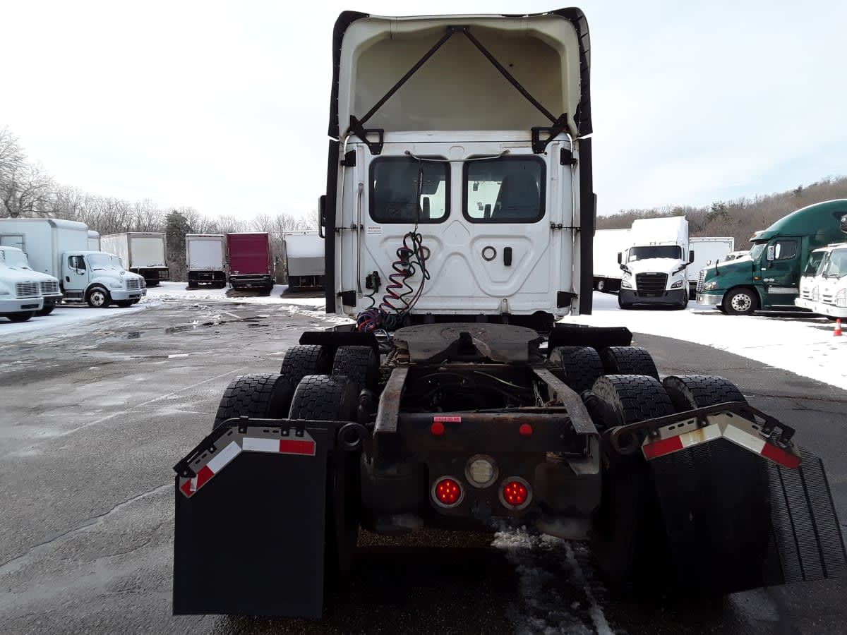 2020 Freightliner Cascadia in Salisbury, MA — photo 5