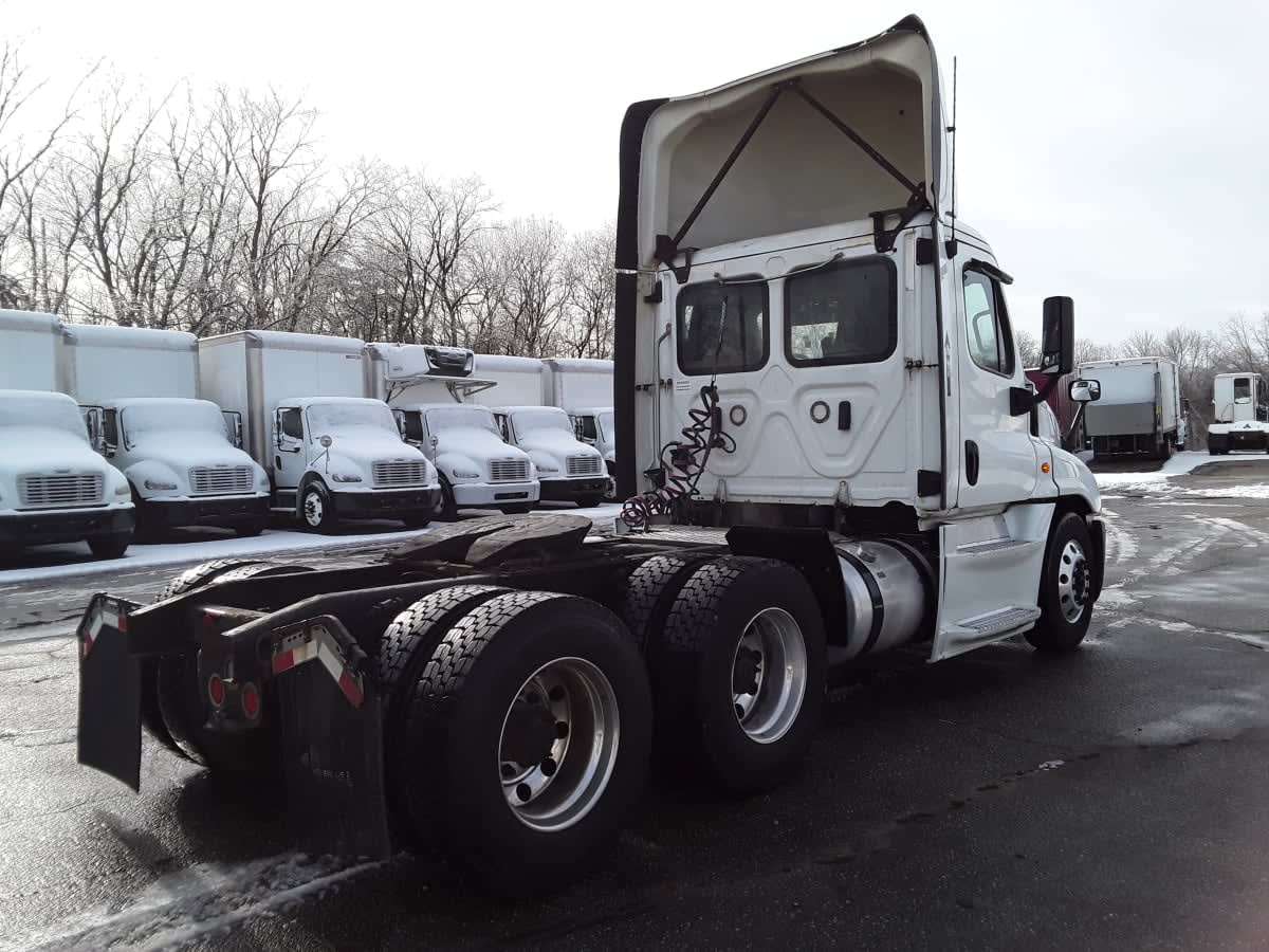2020 Freightliner Cascadia in Salisbury, MA — photo 4