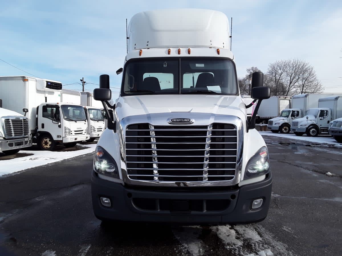 2020 Freightliner Cascadia in Salisbury, MA — photo 2