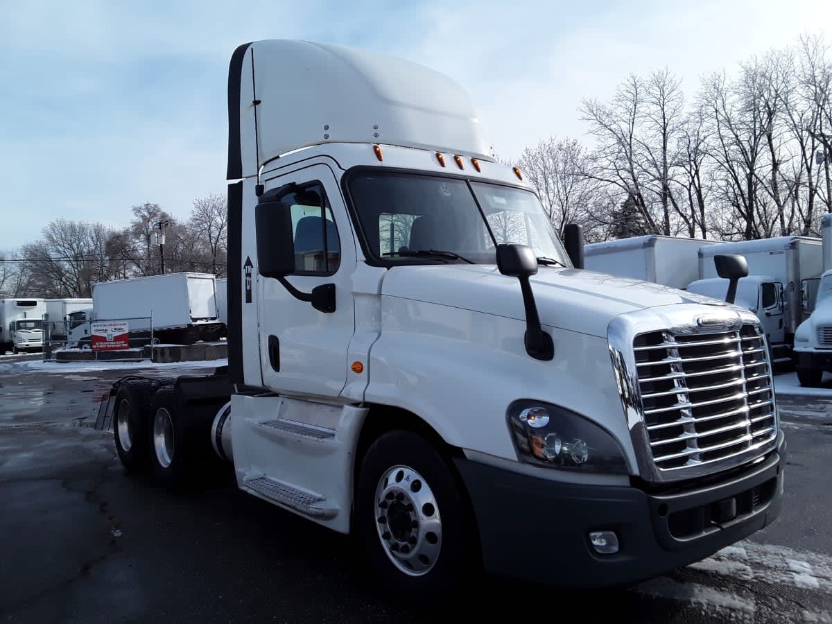 2020 Freightliner Cascadia in Salisbury, MA — photo 3