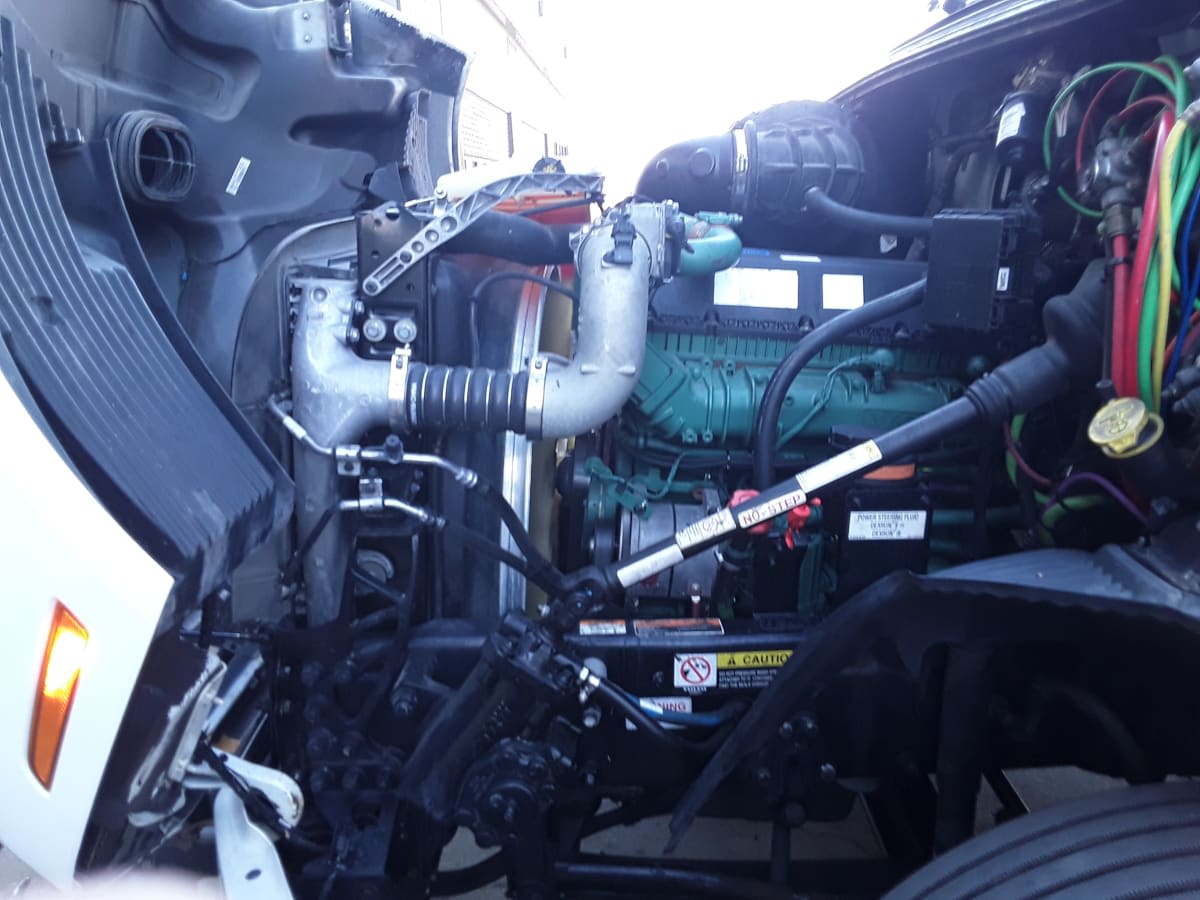 2020 Volvo VNR 640 in Kansas City, MO — photo 10