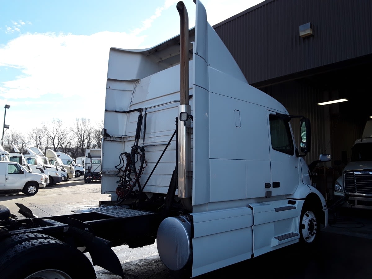2020 Volvo VNR 640 in Kansas City, MO — photo 4