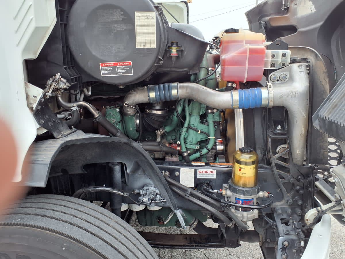 2020 Volvo VNR 640 in Fort Worth, TX — photo 11