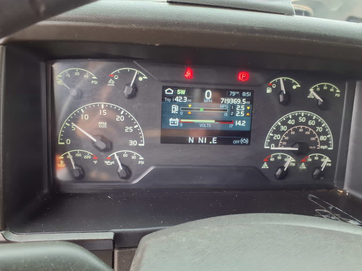 2020 Volvo VNR 640 in Fort Worth, TX — photo 12