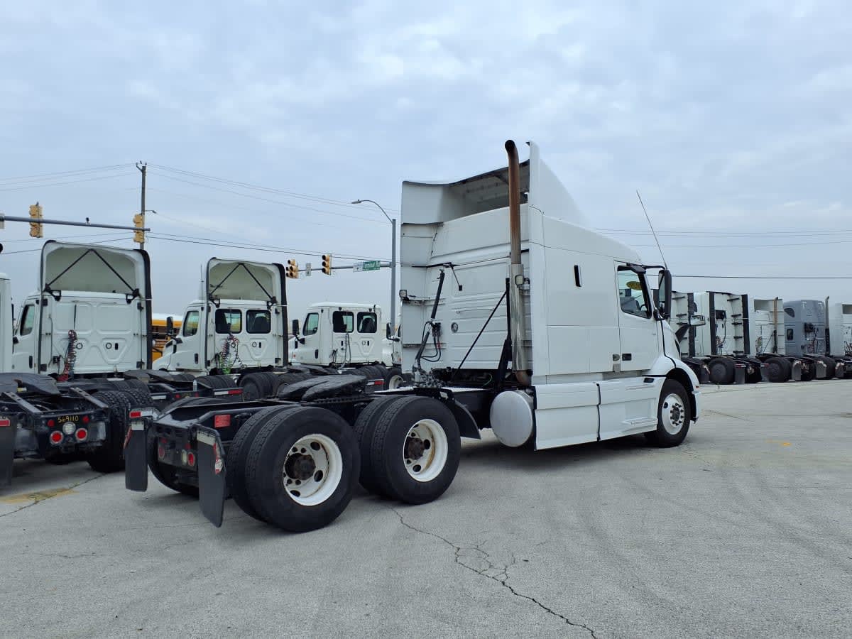 2020 Volvo VNR 640 in Fort Worth, TX — photo 4