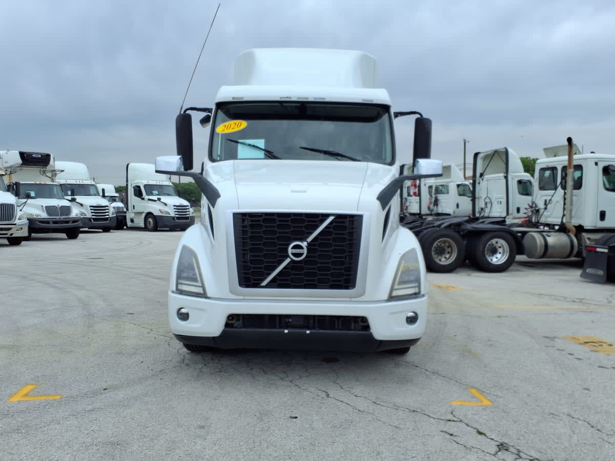 2020 Volvo VNR 640 in Fort Worth, TX — photo 2