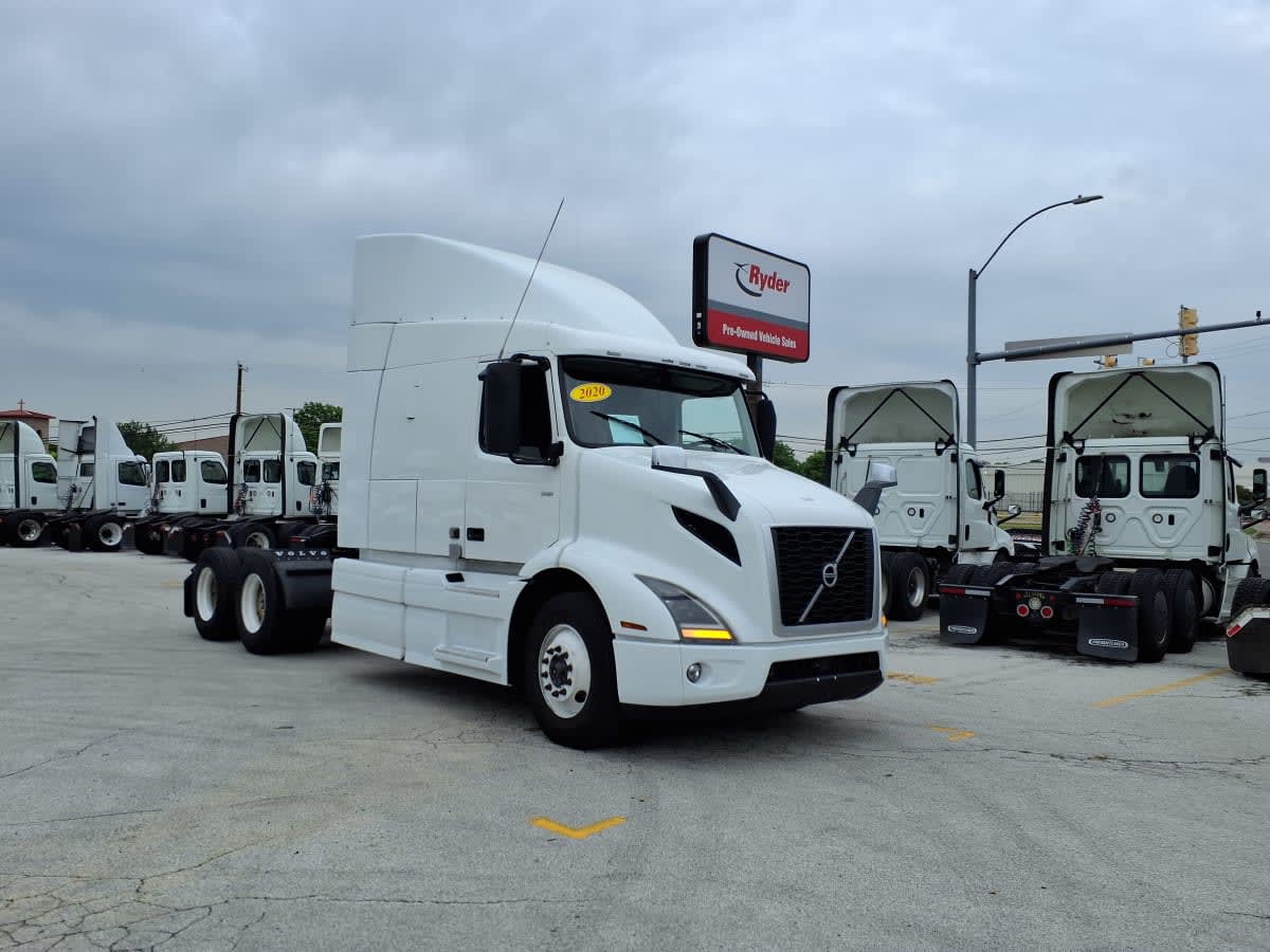 2020 Volvo VNR 640 in Fort Worth, TX — photo 3