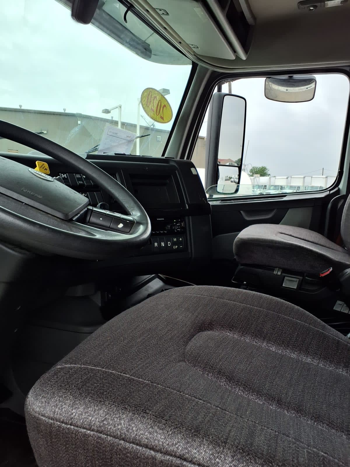 2020 Volvo VNR 640 in Fort Worth, TX — photo 7