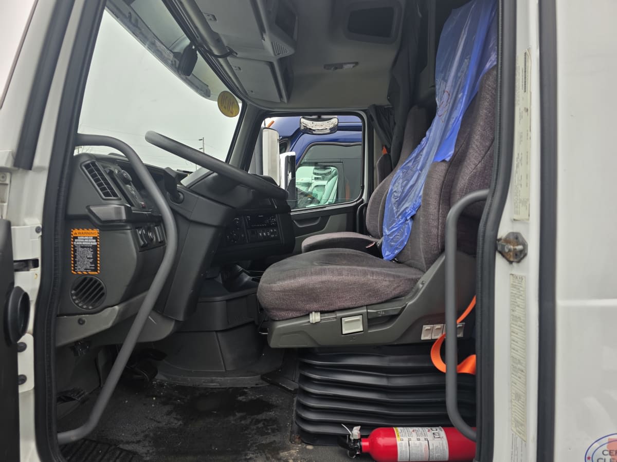 2020 Volvo VNR 640 in Bensalem, PA — photo 7
