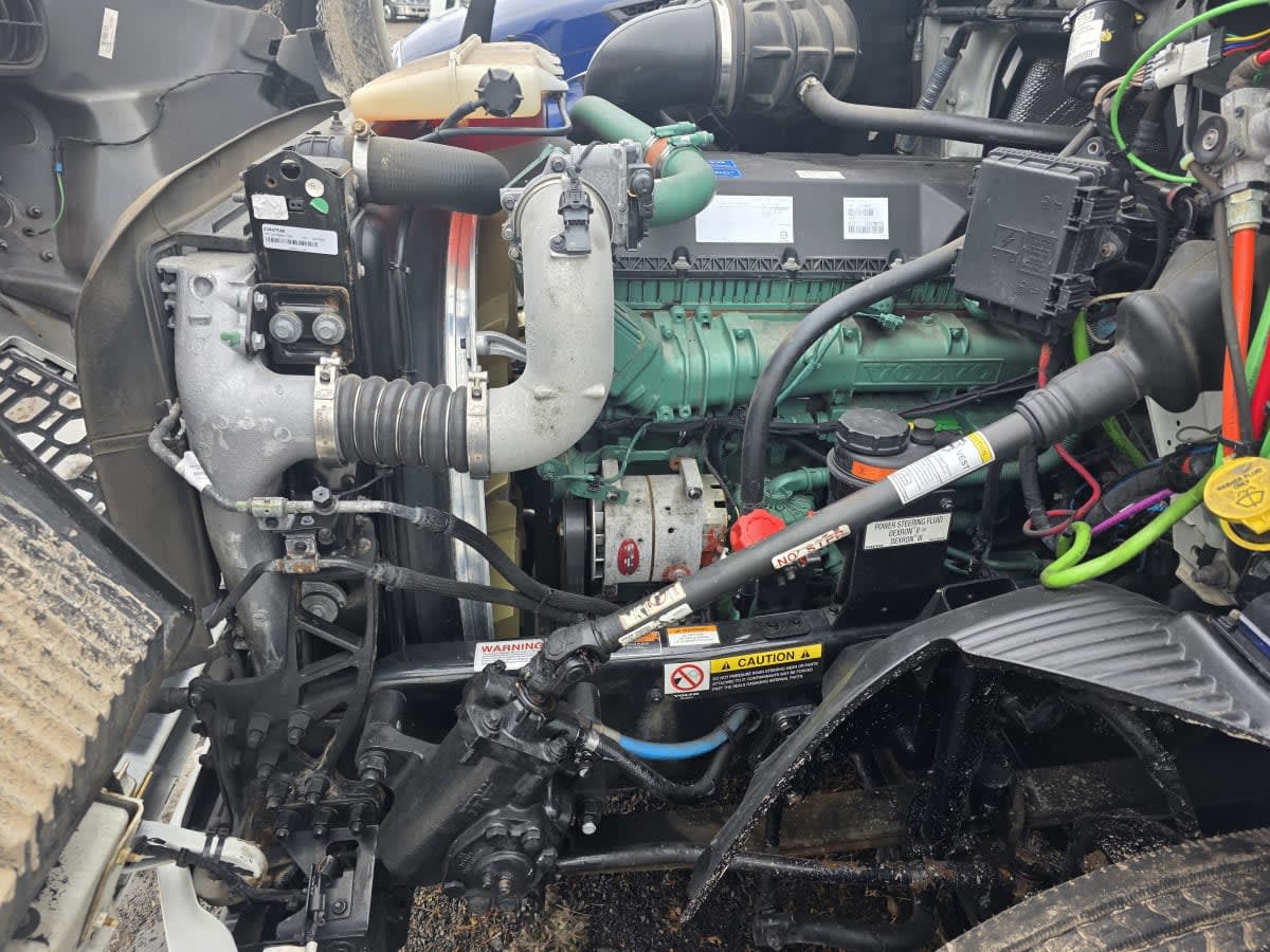 2020 Volvo VNR 640 in Bensalem, PA — photo 9
