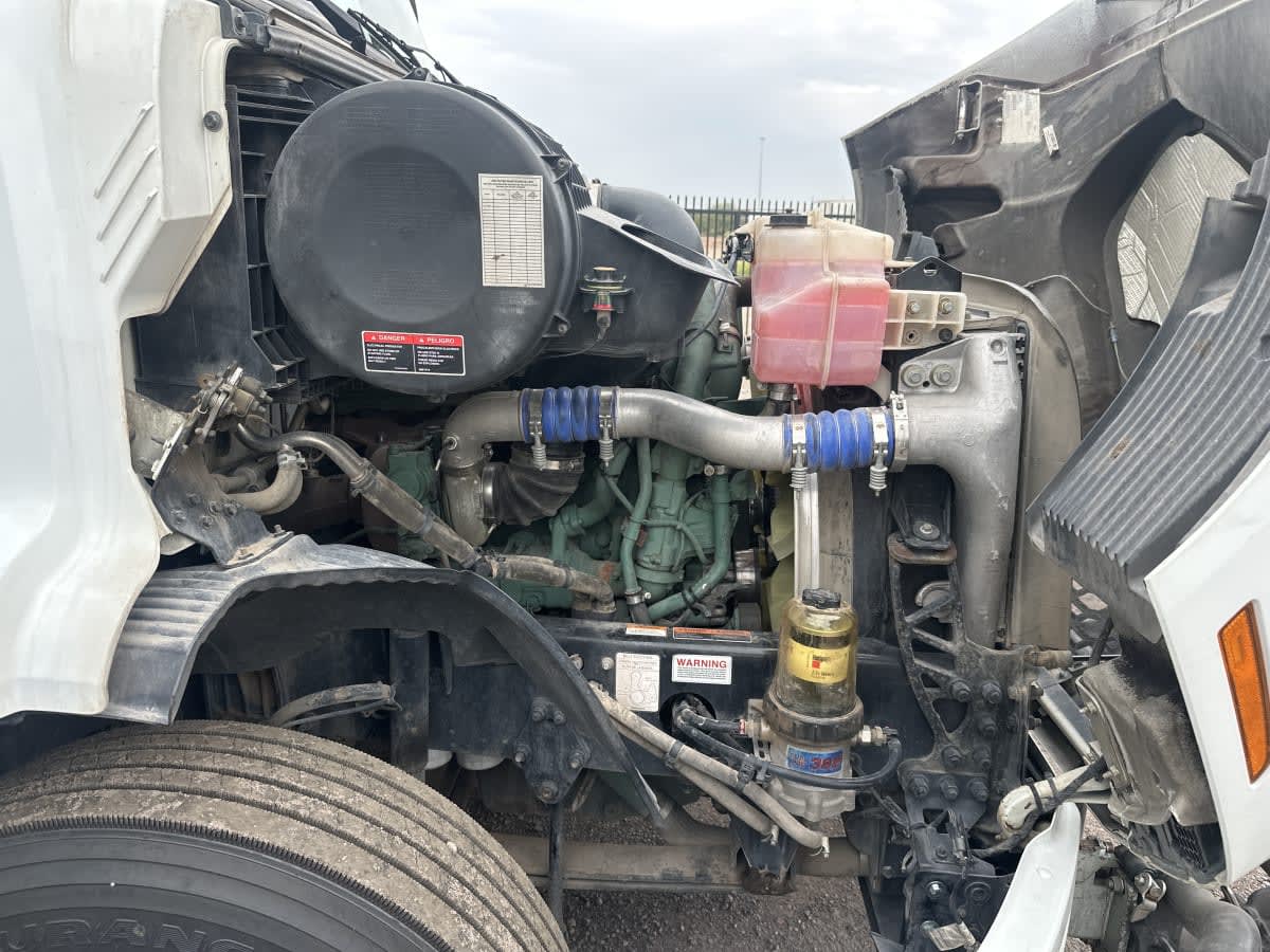 2020 Volvo VNR 640 in Phoenix, AZ — photo 12