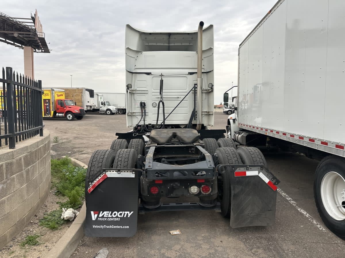 2020 Volvo VNR 640 in Phoenix, AZ — photo 5