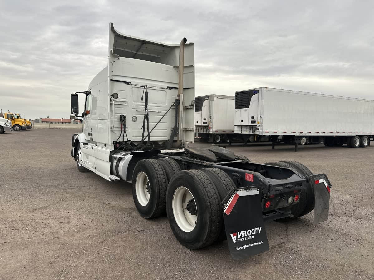 2020 Volvo VNR 640 in Phoenix, AZ — photo 6
