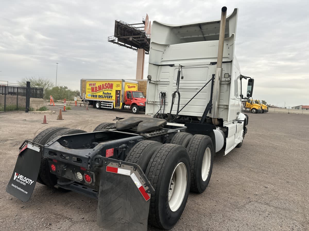 2020 Volvo VNR 640 in Phoenix, AZ — photo 4