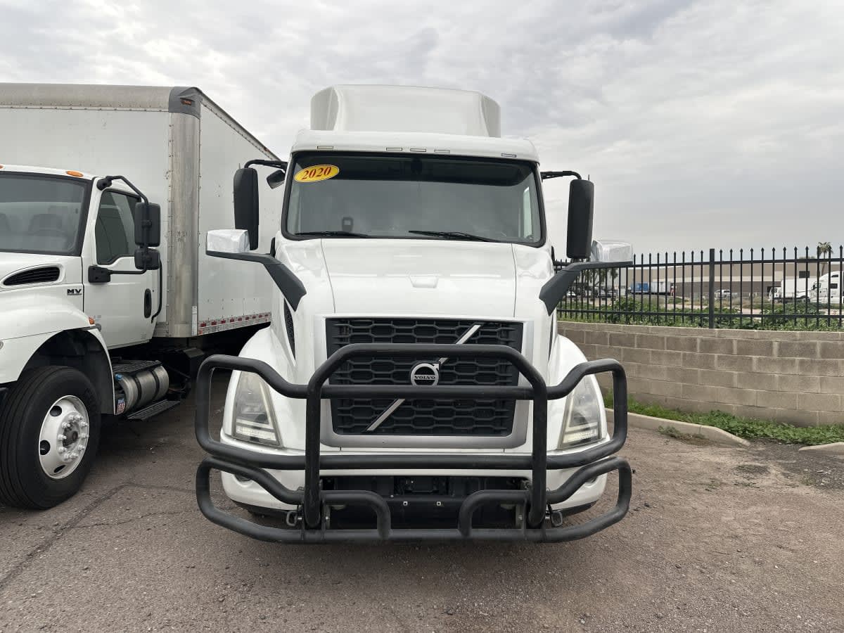 2020 Volvo VNR 640 in Phoenix, AZ — photo 2