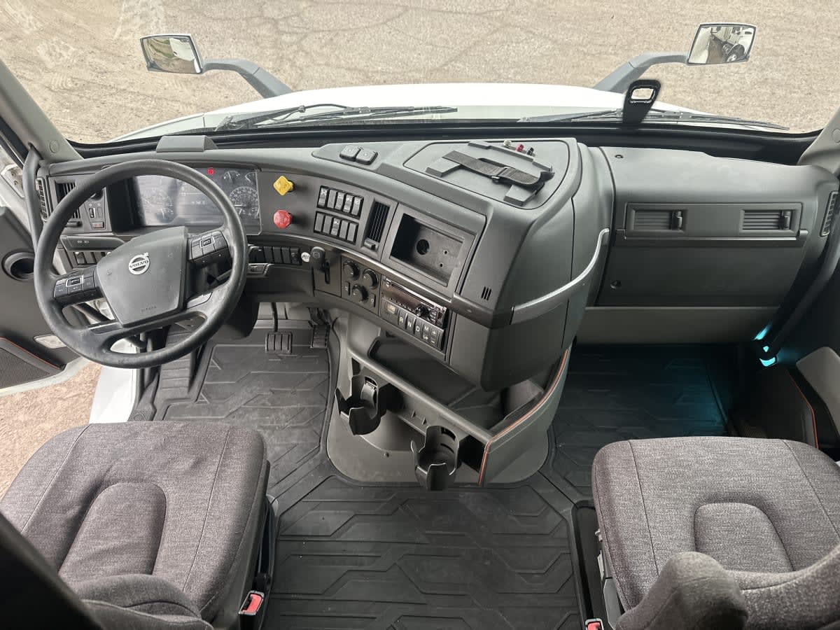 2020 Volvo VNR 640 in Phoenix, AZ — photo 7