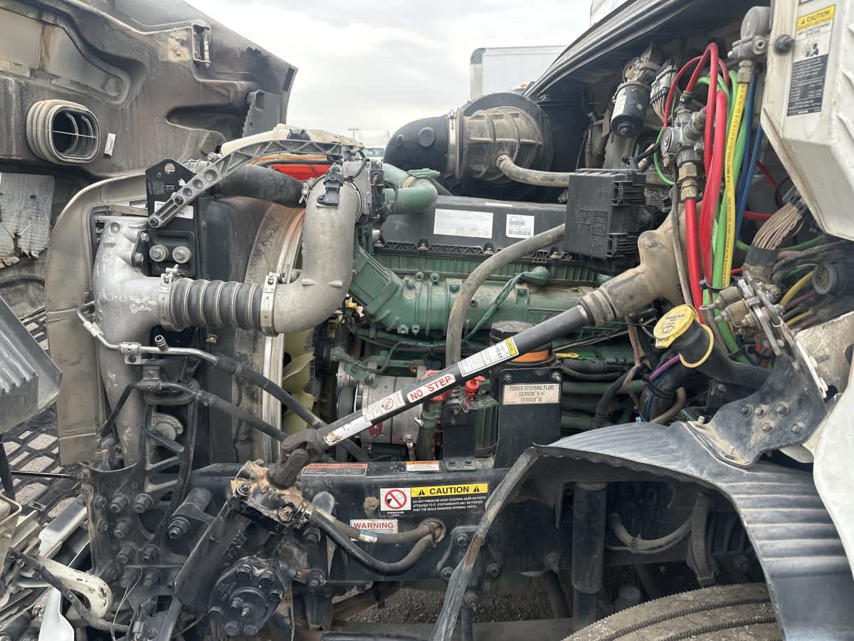 2020 Volvo VNR 640 in Phoenix, AZ — photo 9