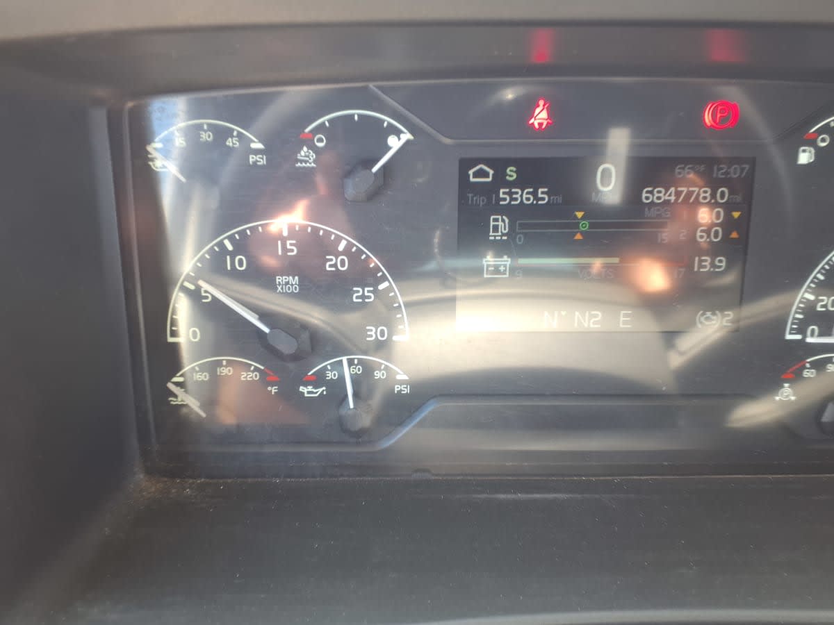 2020 Volvo VNR 640 in Phoenix, AZ — photo 10