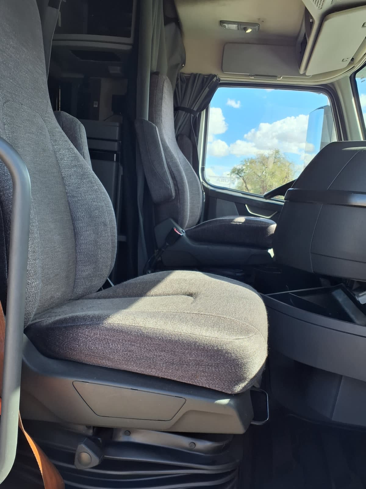 2020 Volvo VNR 640 in Phoenix, AZ — photo 11