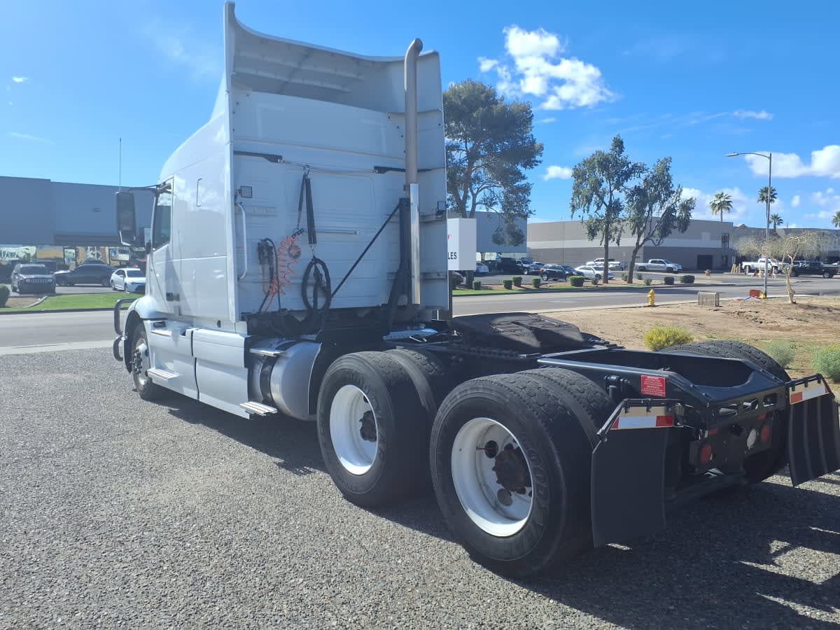 2020 Volvo VNR 640 in Phoenix, AZ — photo 6