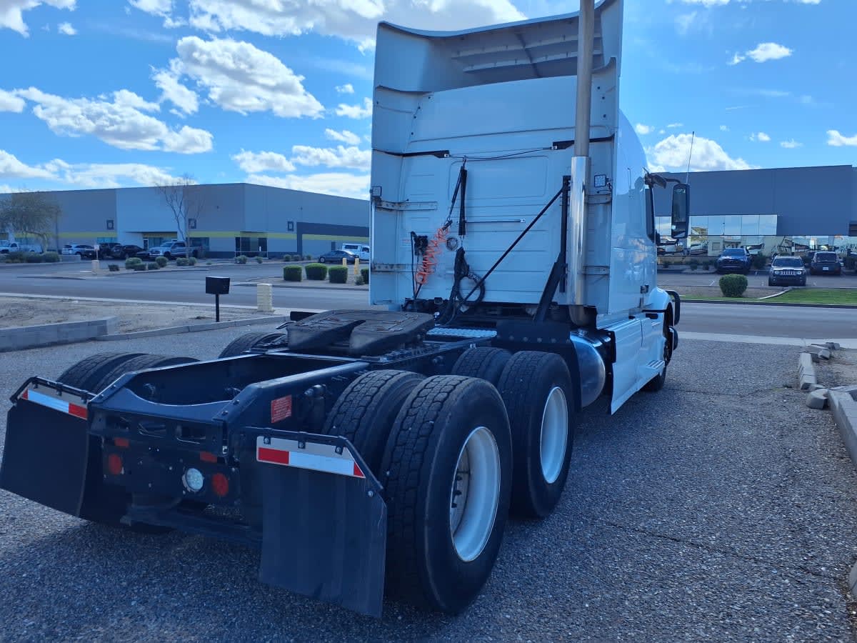 2020 Volvo VNR 640 in Phoenix, AZ — photo 4