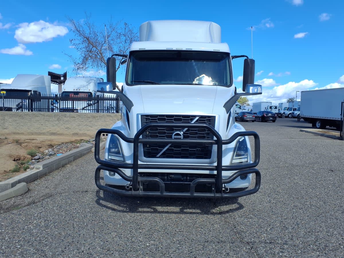 2020 Volvo VNR 640 in Phoenix, AZ — photo 2