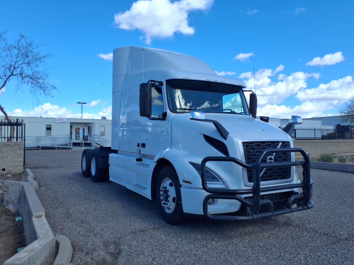 2020 Volvo VNR 640 in Phoenix, AZ — photo 3