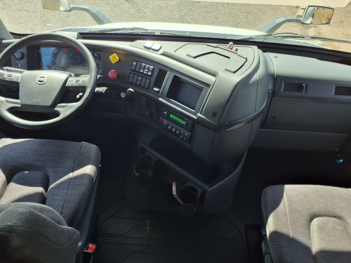 2020 Volvo VNR 640 in Phoenix, AZ — photo 7