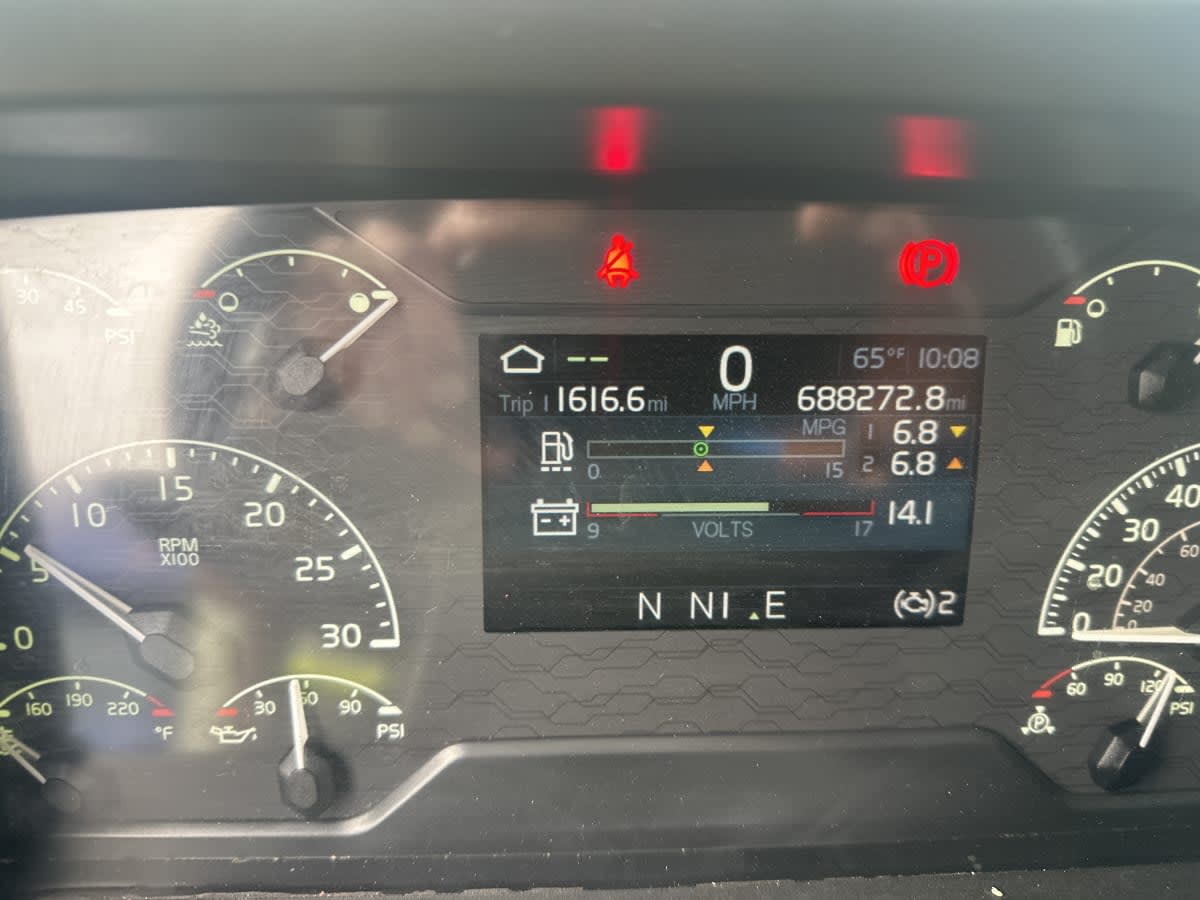 2020 Volvo VNR 640 in Phoenix, AZ — photo 10