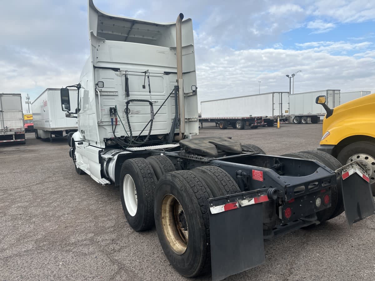 2020 Volvo VNR 640 in Phoenix, AZ — photo 6