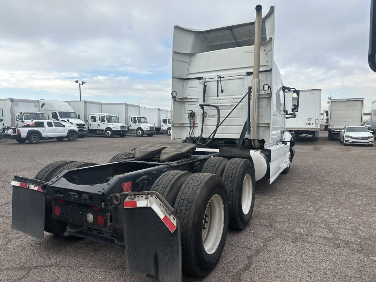 2020 Volvo VNR 640 in Phoenix, AZ — photo 4