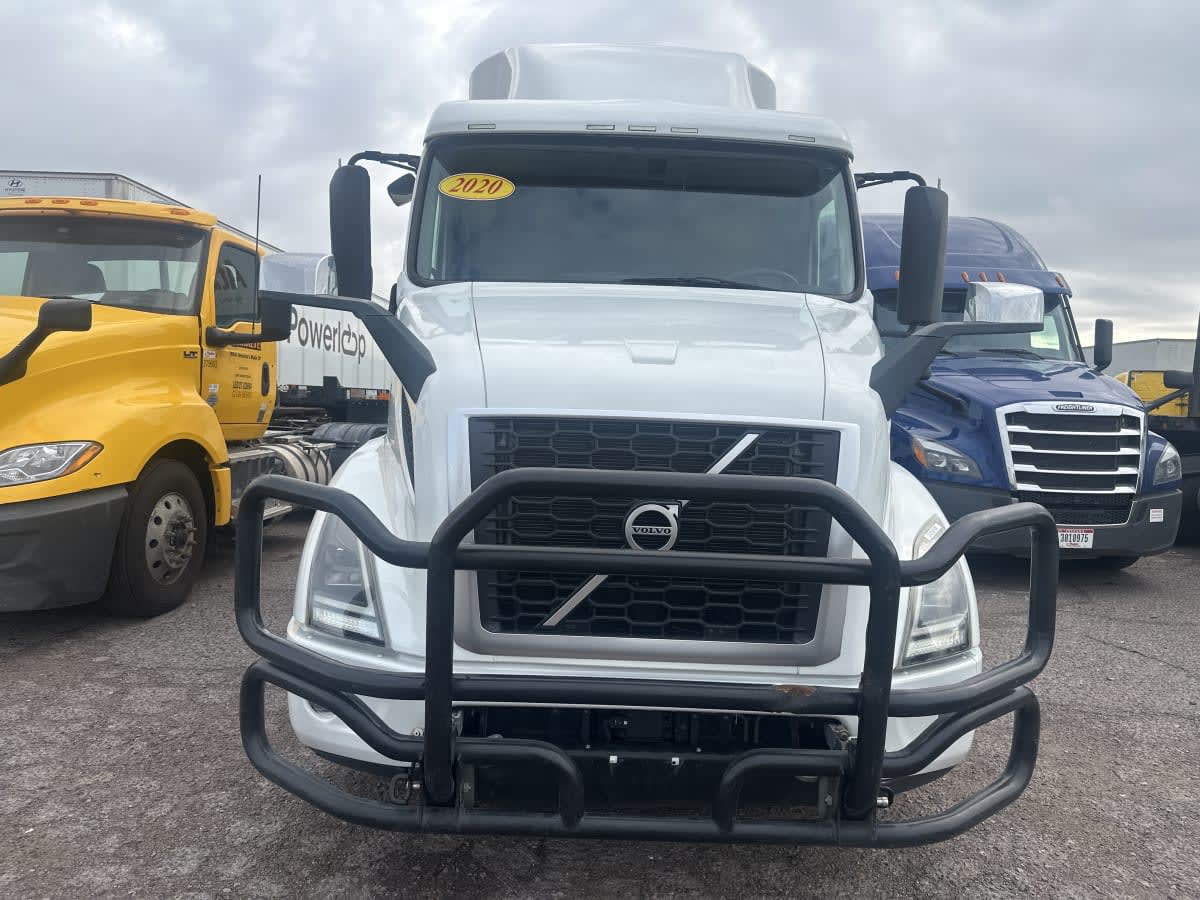 2020 Volvo VNR 640 in Phoenix, AZ — photo 2