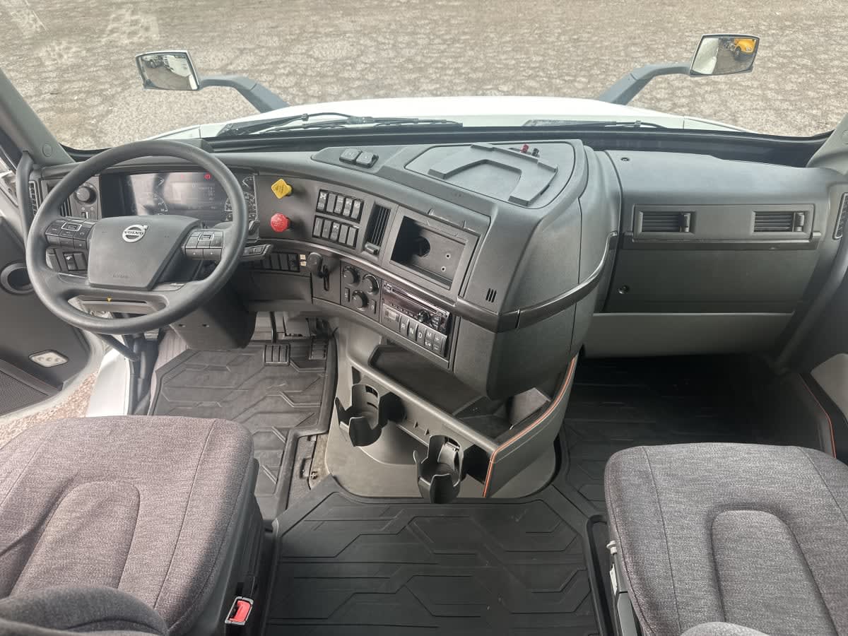 2020 Volvo VNR 640 in Phoenix, AZ — photo 7