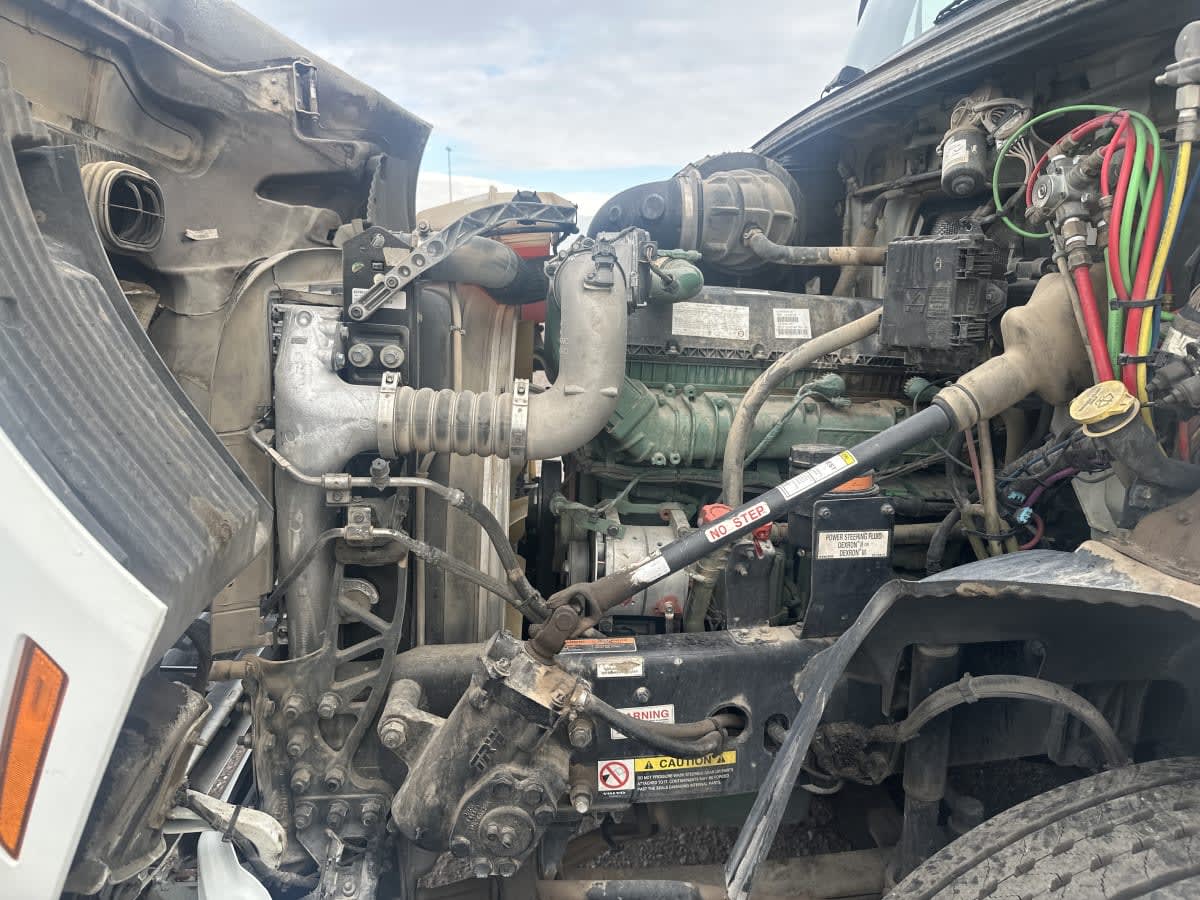 2020 Volvo VNR 640 in Phoenix, AZ — photo 9
