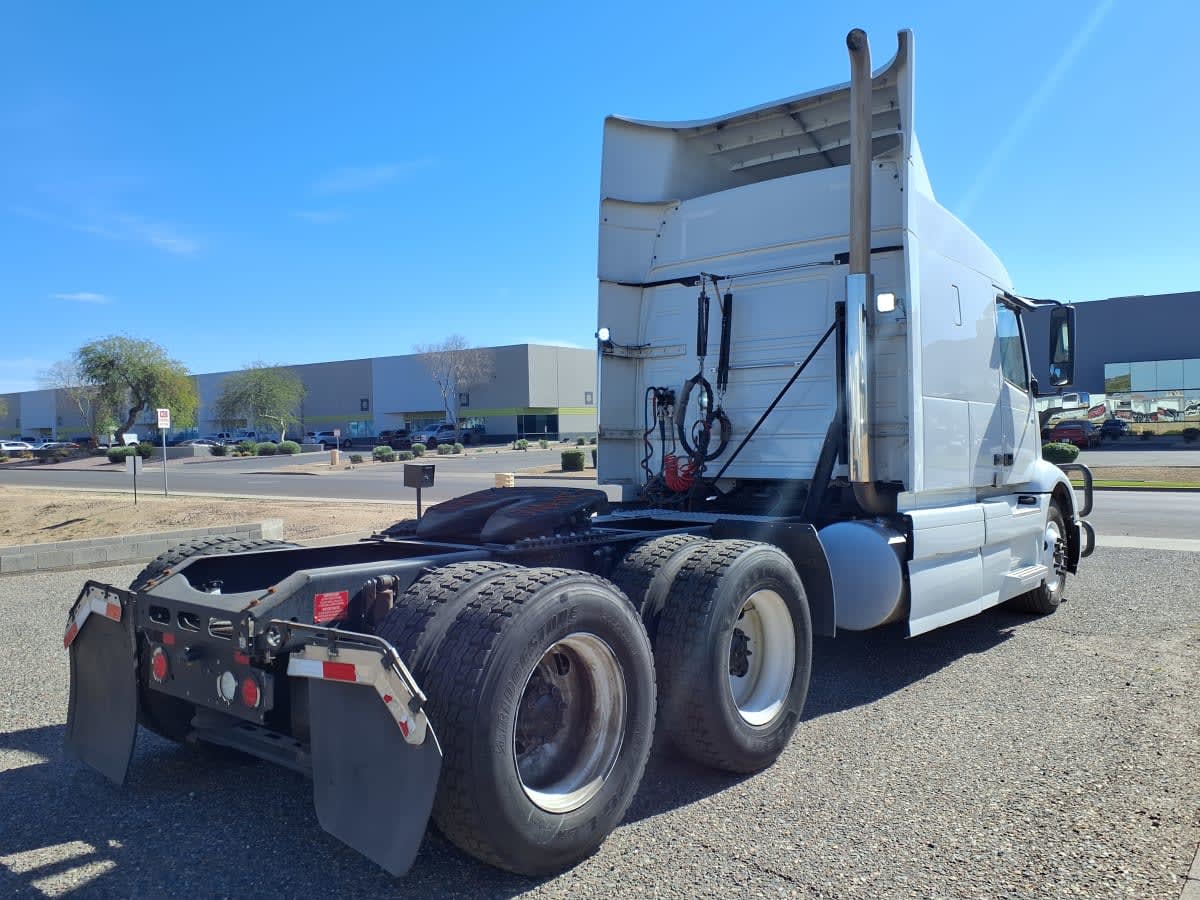 2020 Volvo VNR 640 in Phoenix, AZ — photo 4
