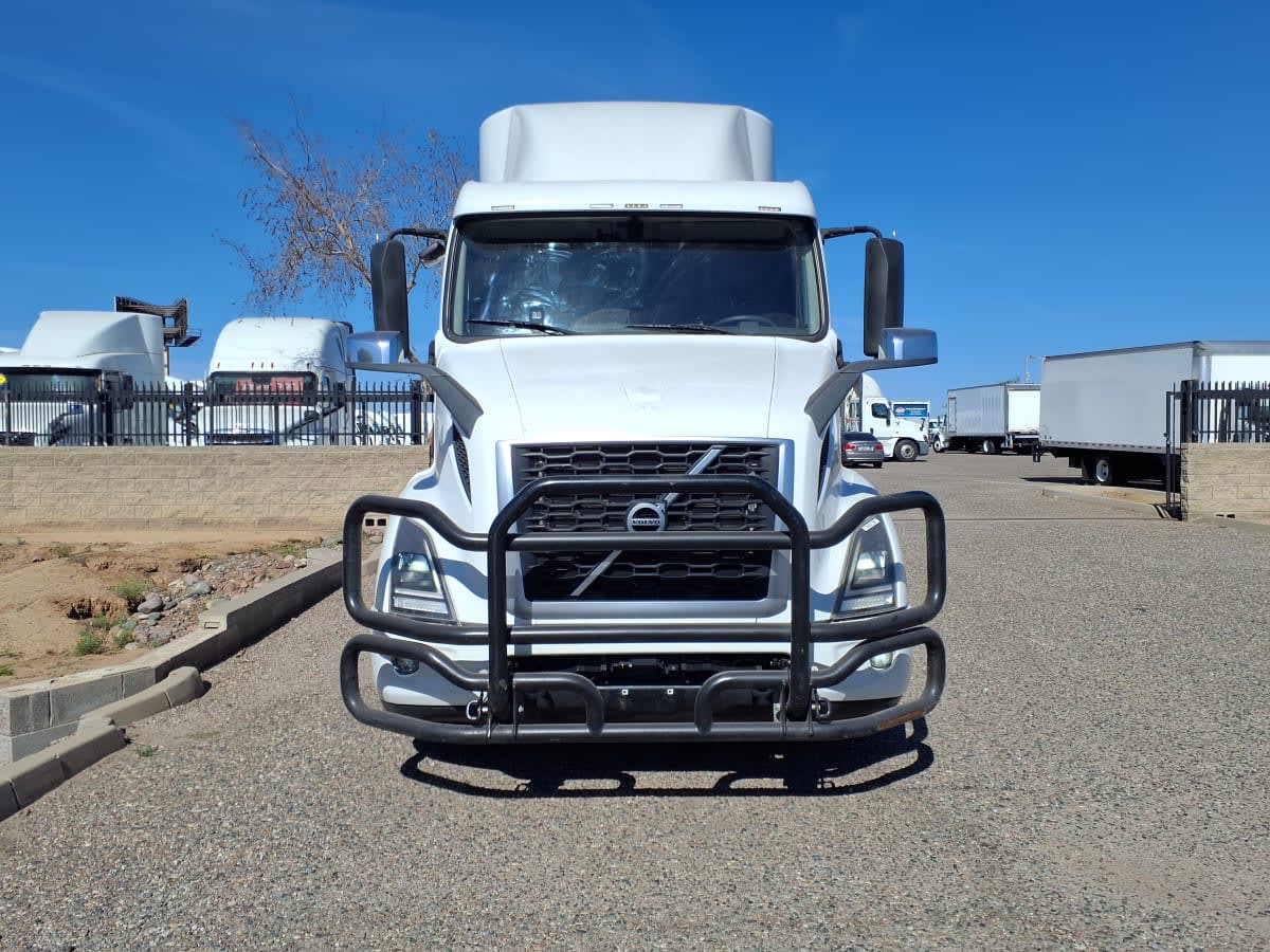 2020 Volvo VNR 640 in Phoenix, AZ — photo 2