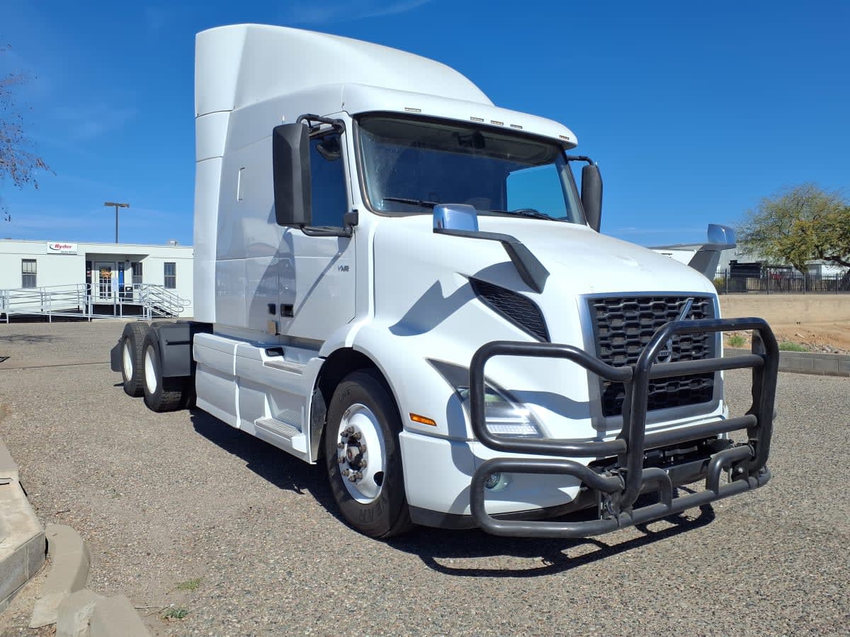 2020 Volvo VNR 640 in Phoenix, AZ — photo 3