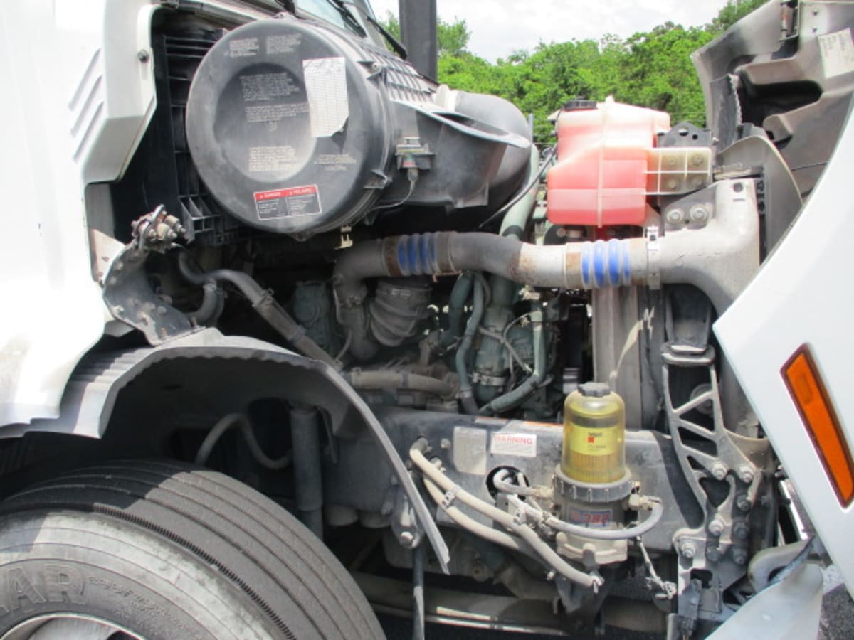 2020 Volvo VNR 640 in Houston, TX — photo 10