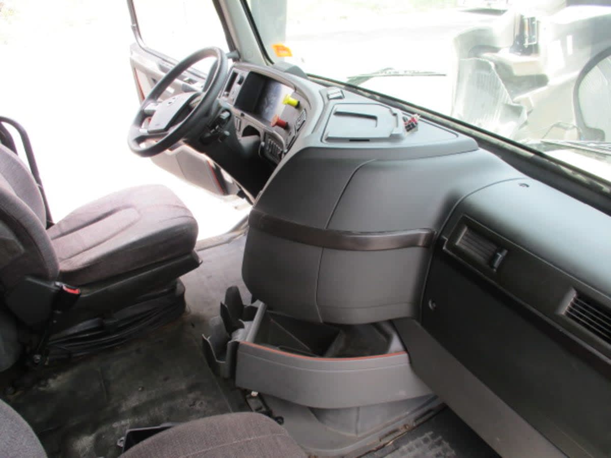 2020 Volvo VNR 640 in Houston, TX — photo 11