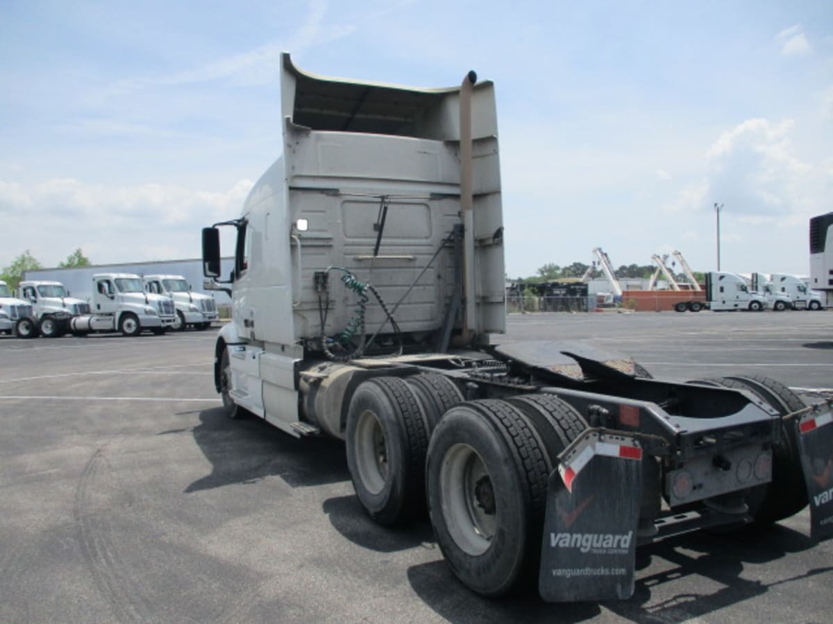 2020 Volvo VNR 640 in Houston, TX — photo 6
