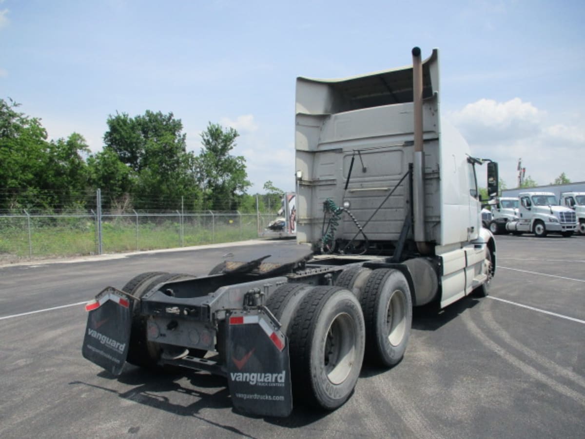 2020 Volvo VNR 640 in Houston, TX — photo 4