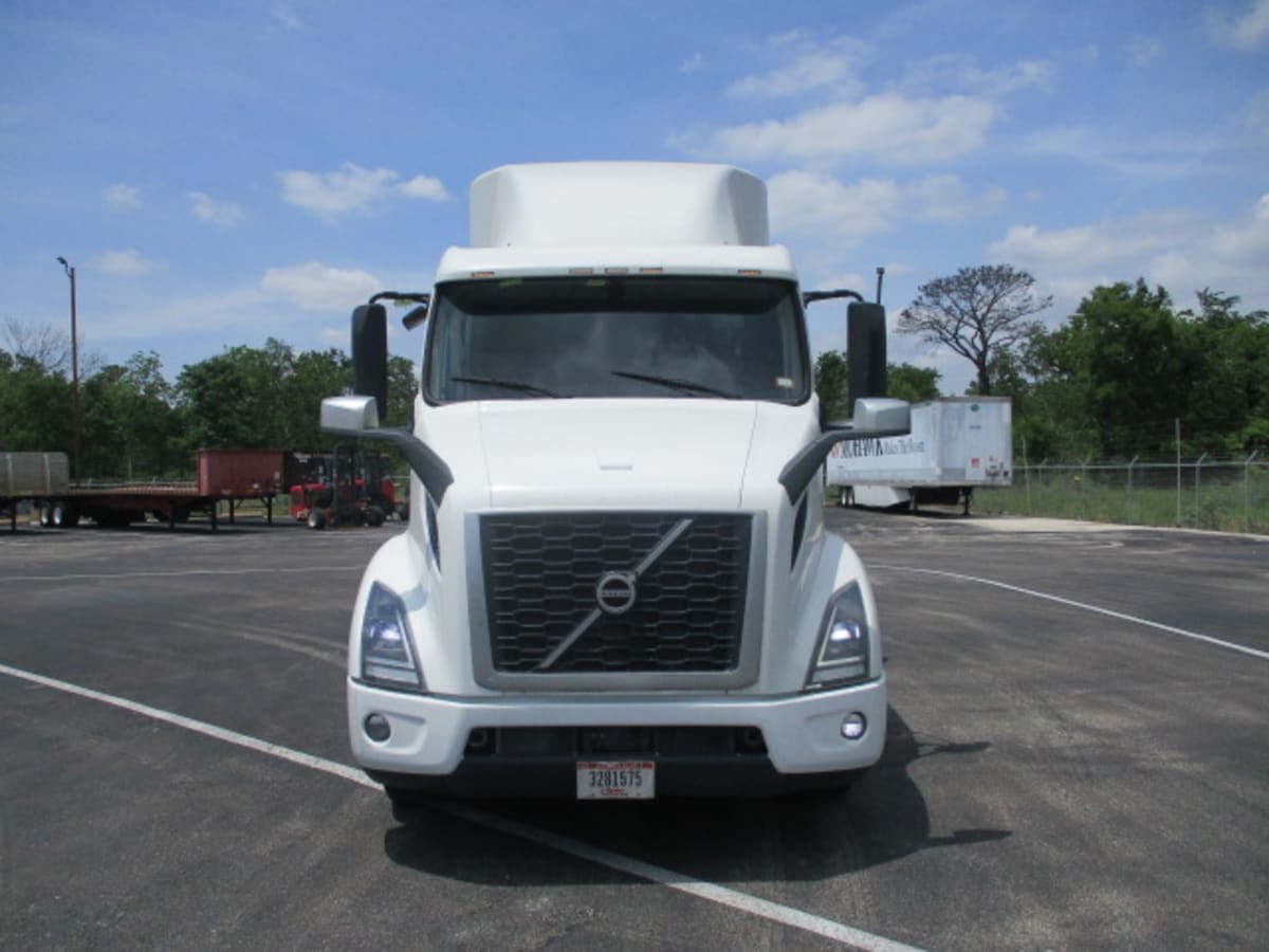 2020 Volvo VNR 640 in Houston, TX — photo 2