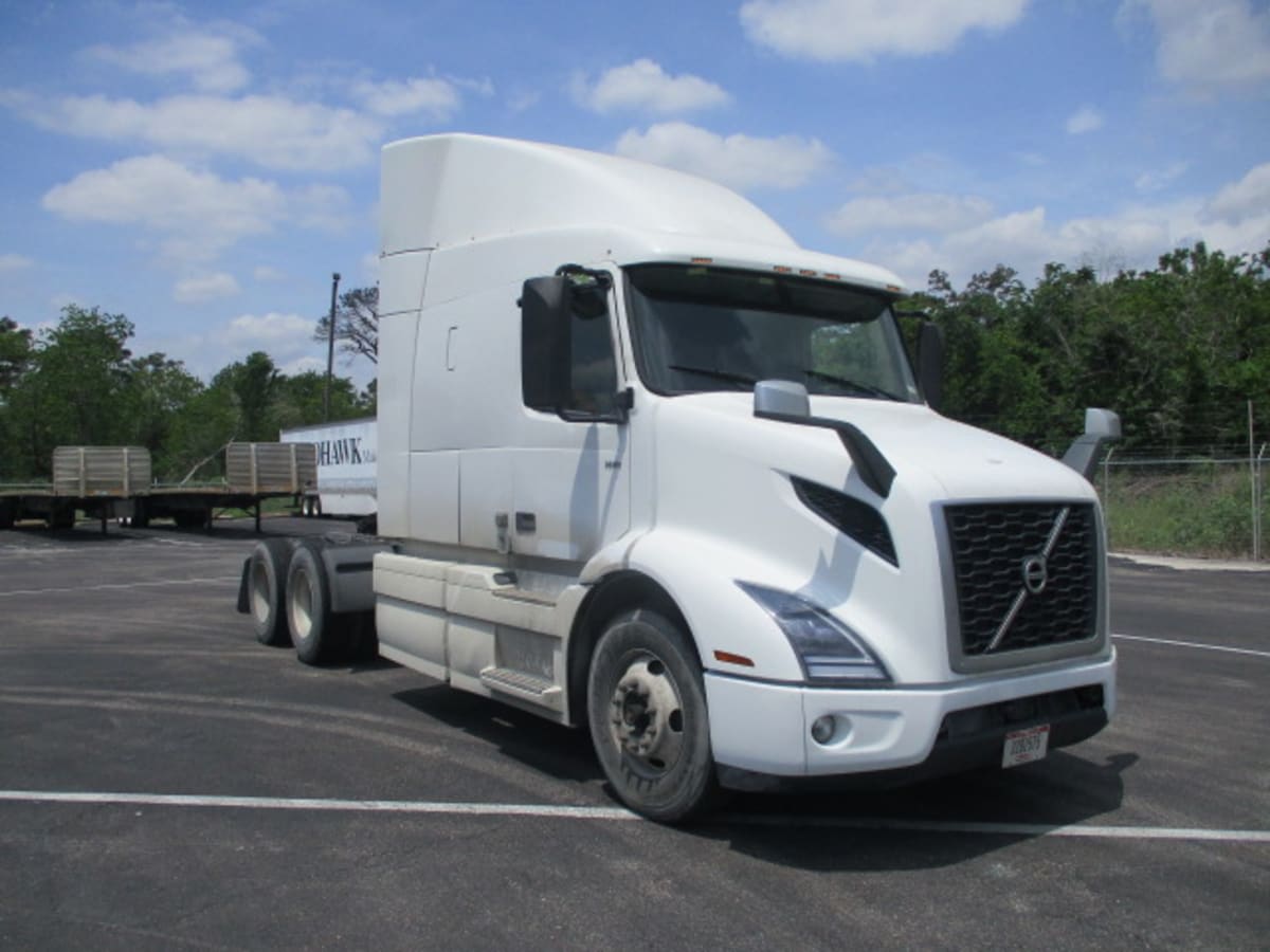 2020 Volvo VNR 640 in Houston, TX — photo 3