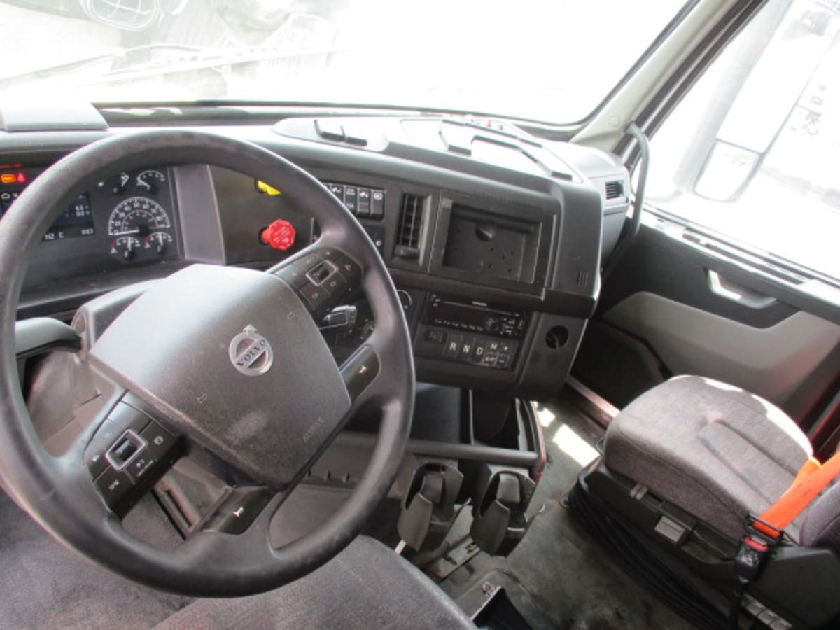 2020 Volvo VNR 640 in Houston, TX — photo 7
