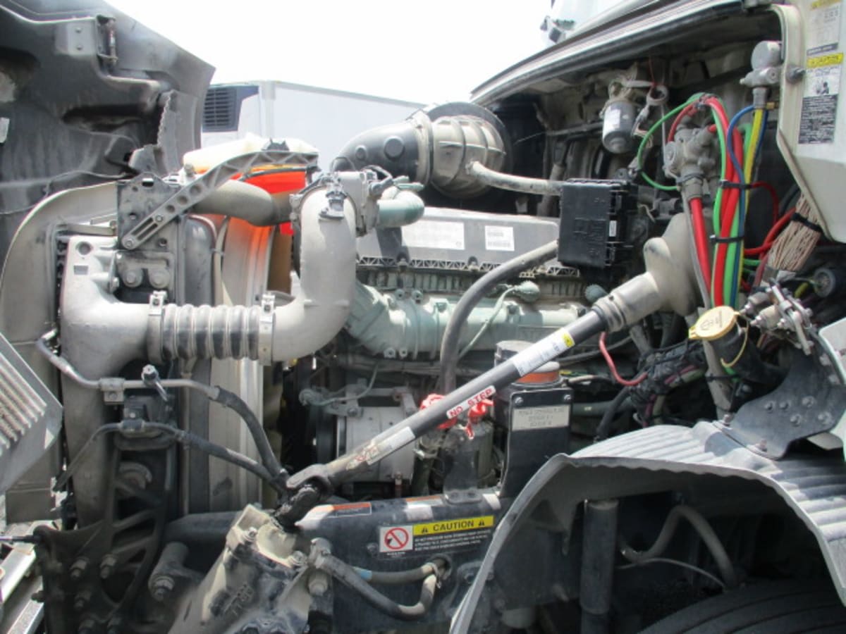 2020 Volvo VNR 640 in Houston, TX — photo 9
