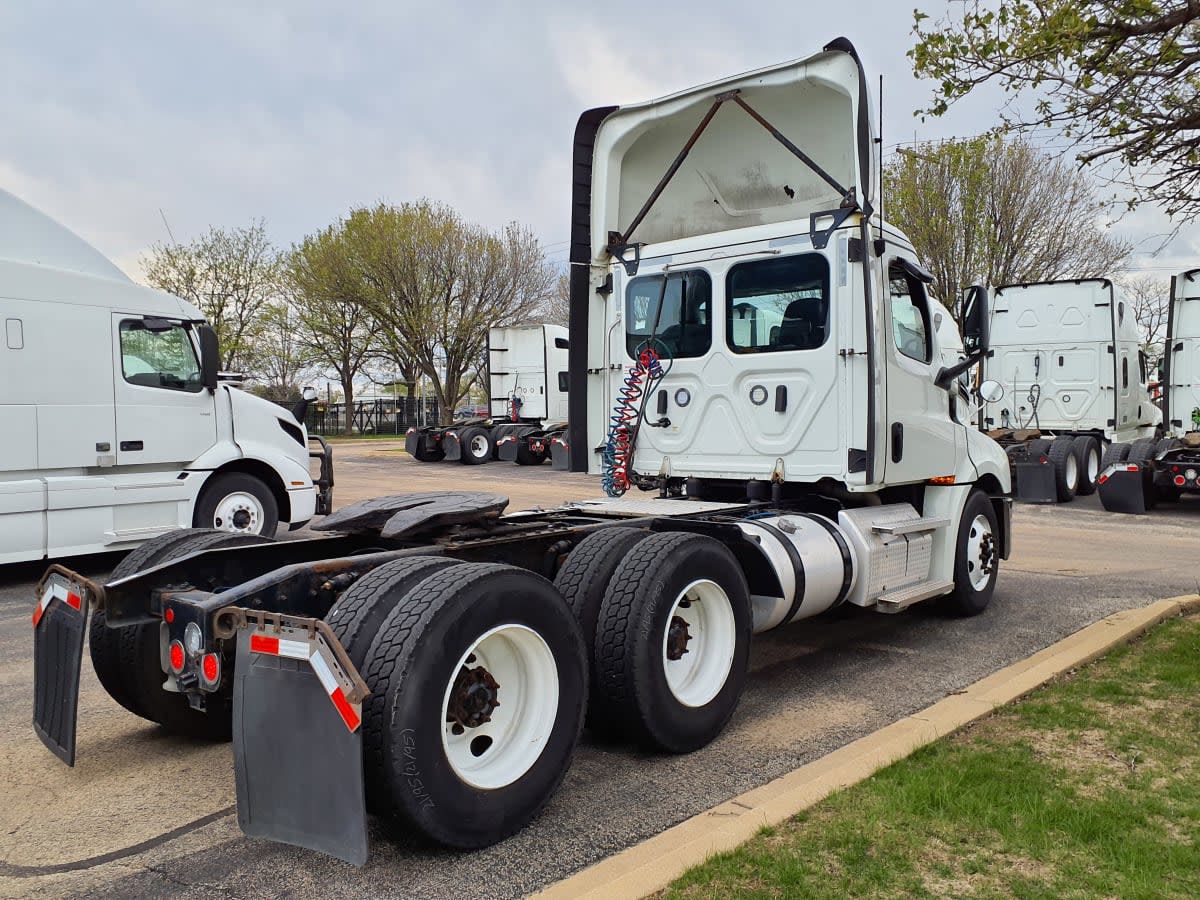 2020 Freightliner Cascadia in Bolingbrook, IL — photo 4