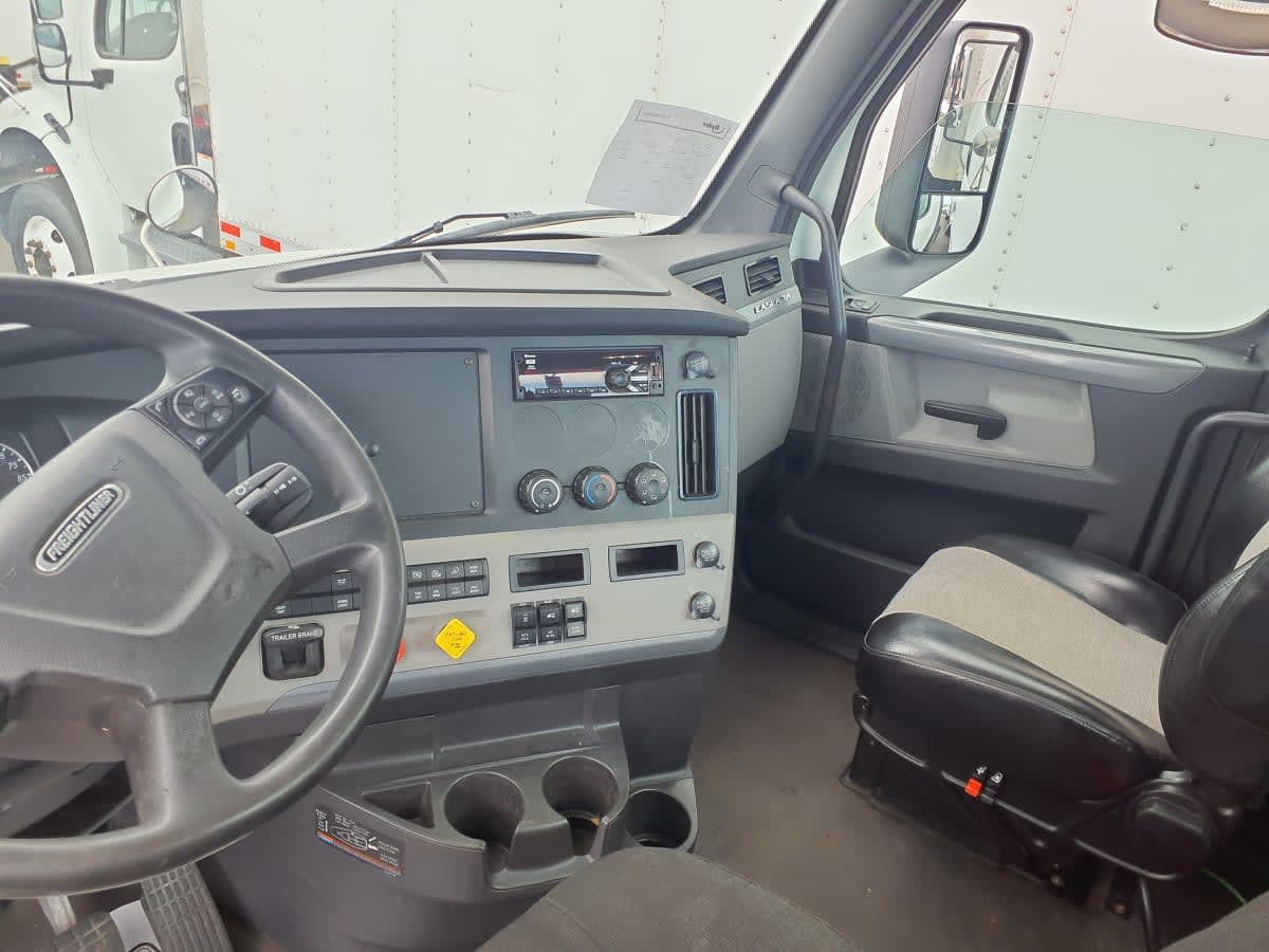 2020 Freightliner Cascadia in Bolingbrook, IL — photo 7
