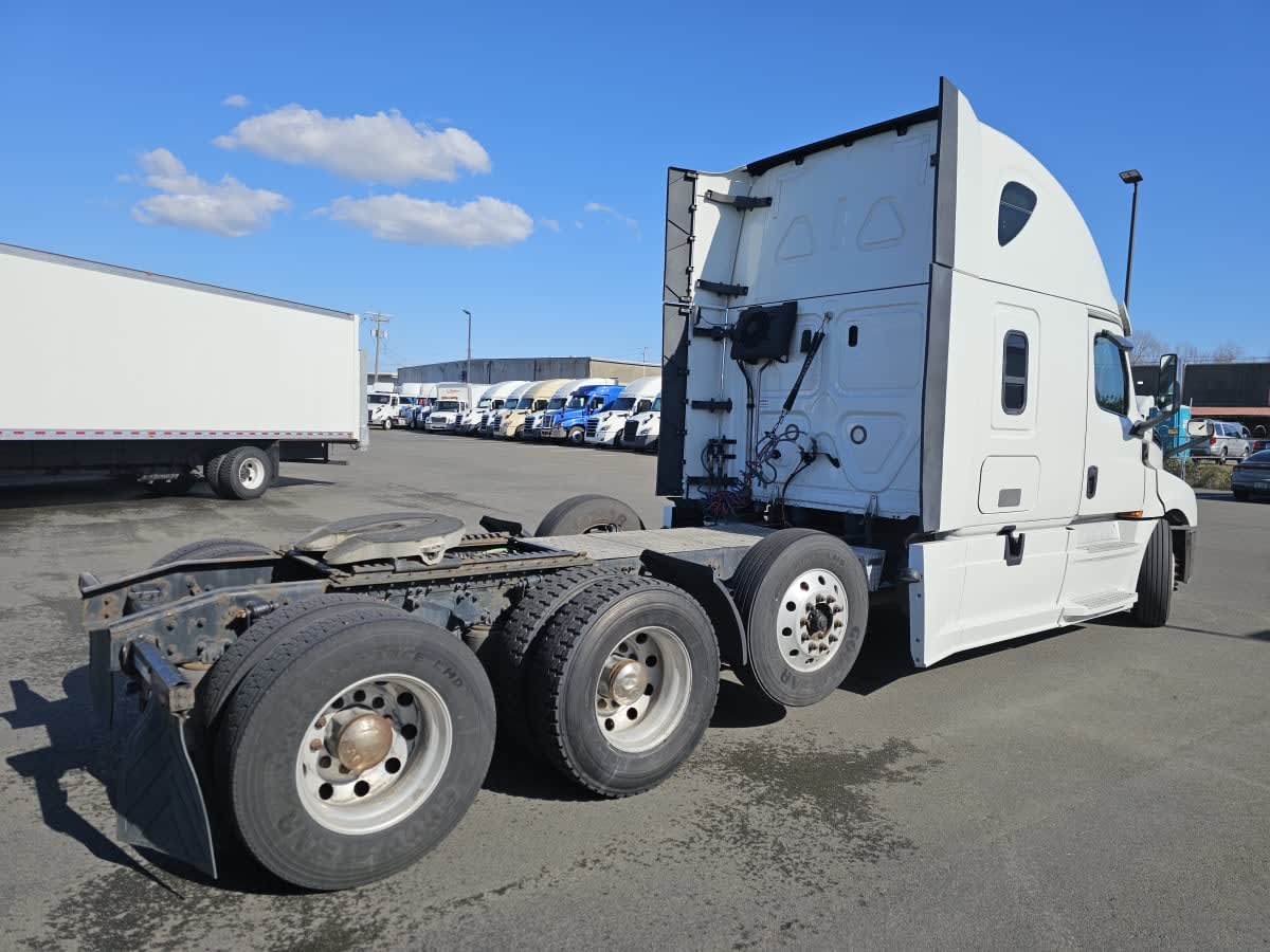 2020 Freightliner Cascadia in Tacoma, WA — photo 4
