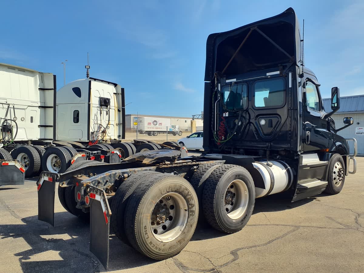 2020 Freightliner Cascadia in Oak Creek, WI — photo 4