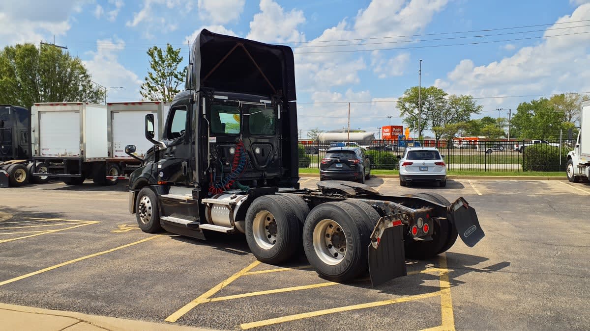2020 Freightliner Cascadia in Bolingbrook, IL — photo 6